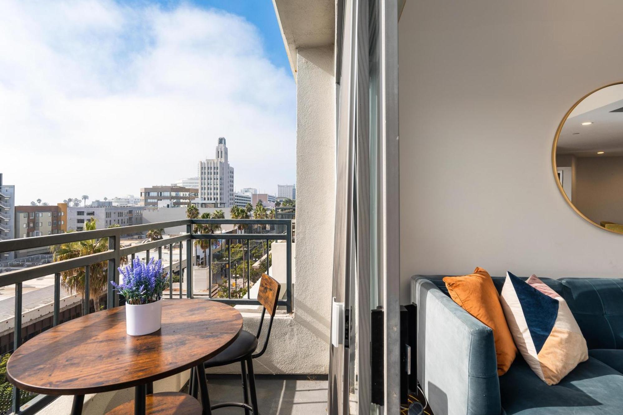 The Hideaway Penthouse Private Rooftop Balcony Los Angeles
